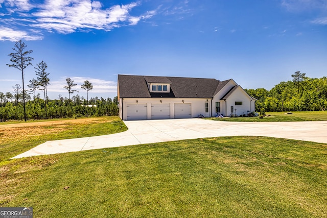 view of front of property featuring a front yard