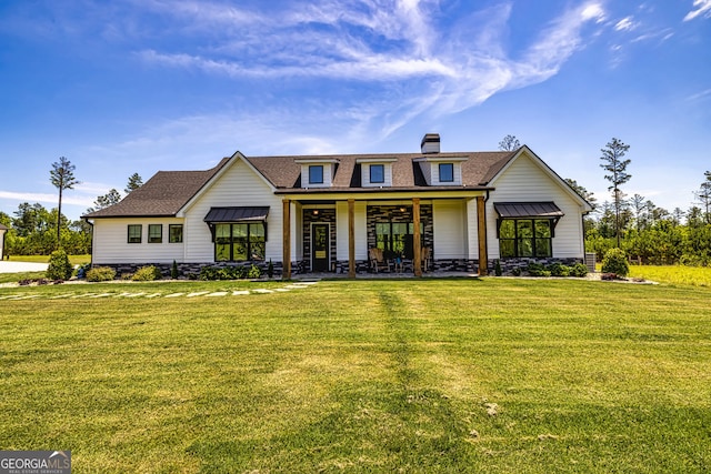 view of front of property featuring a front yard