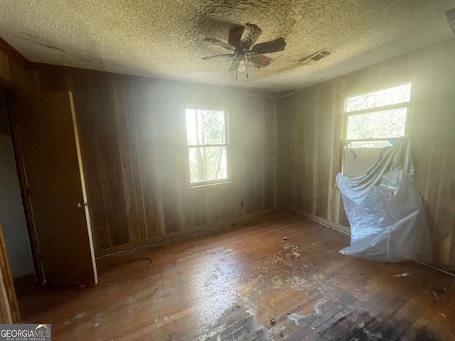 spare room with ceiling fan and a textured ceiling