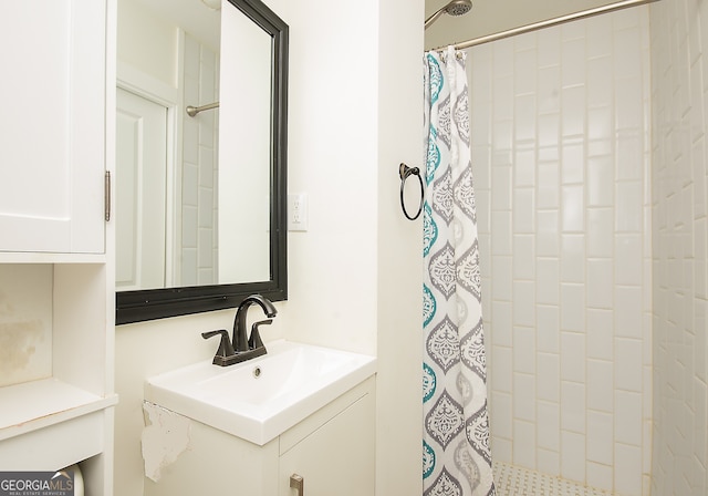 bathroom featuring a shower with shower curtain and vanity