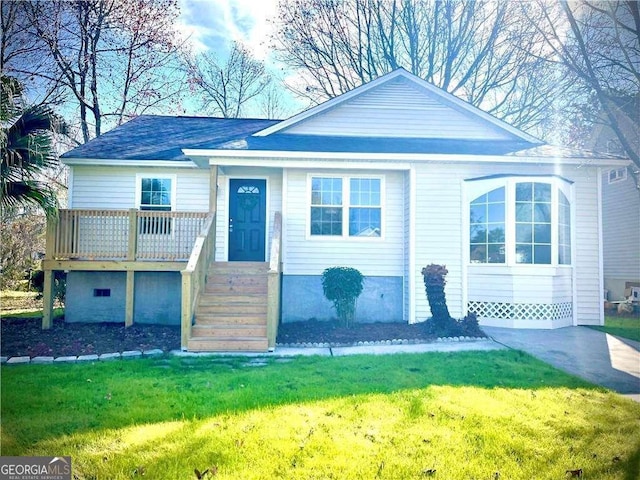 view of front of house with a front lawn