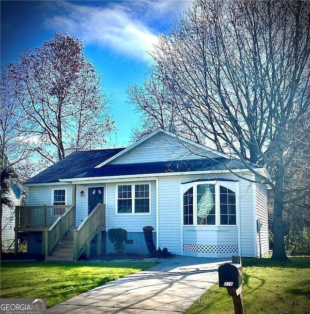 view of front of property with a front yard