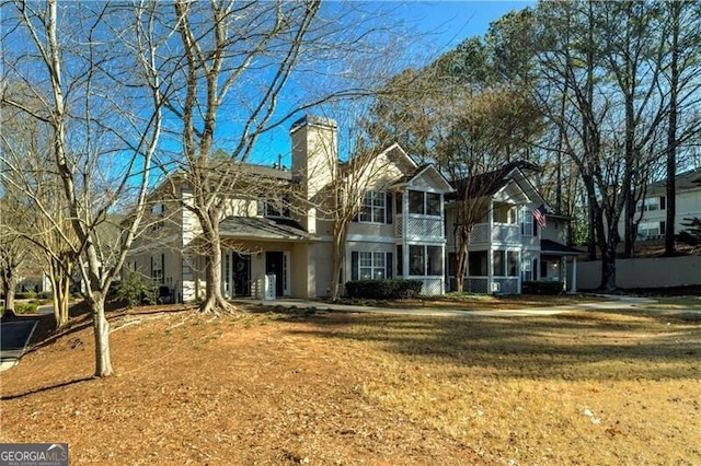 view of front of property featuring a front yard