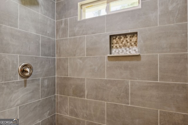 bathroom featuring a tile shower