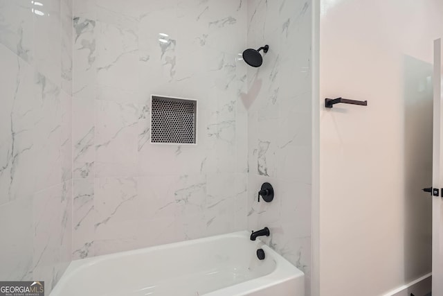 bathroom featuring tiled shower / bath combo