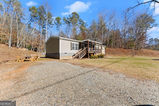 manufactured / mobile home featuring a front yard