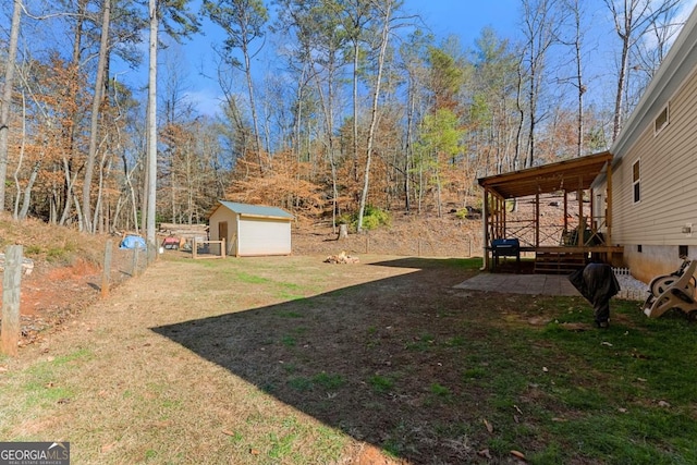 view of yard featuring a storage unit