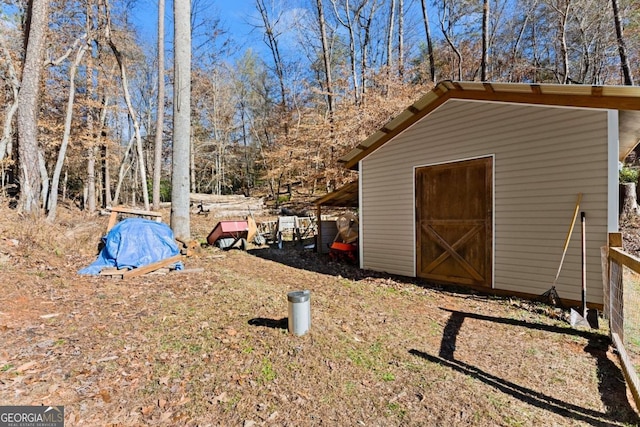 view of yard with a shed