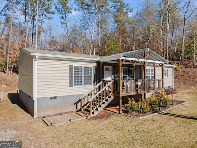 view of front facade with a front yard