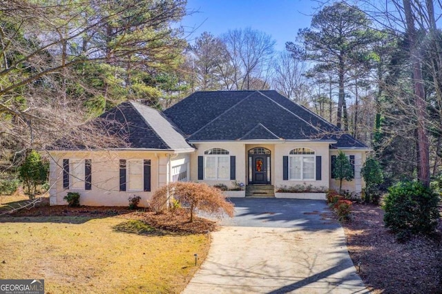 view of front of property featuring a front lawn