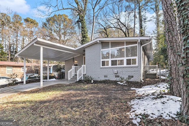 view of front of property featuring a carport