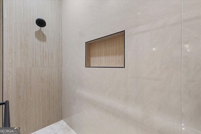 bathroom featuring tiled shower