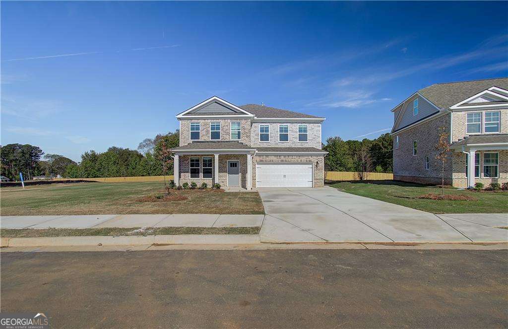 view of front of house featuring a garage and a front yard