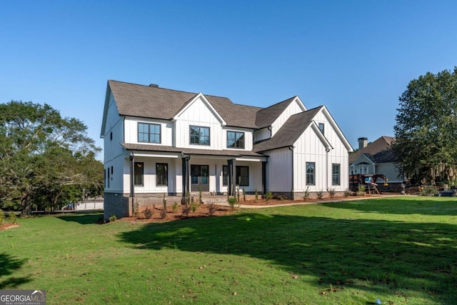 view of front facade featuring a front lawn and a porch