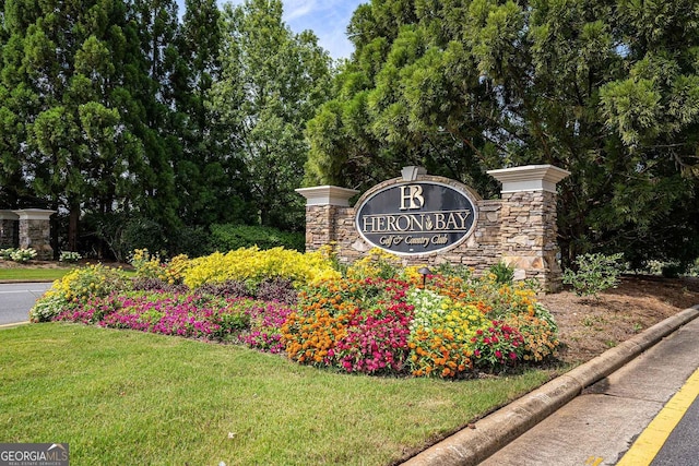 community sign with a yard