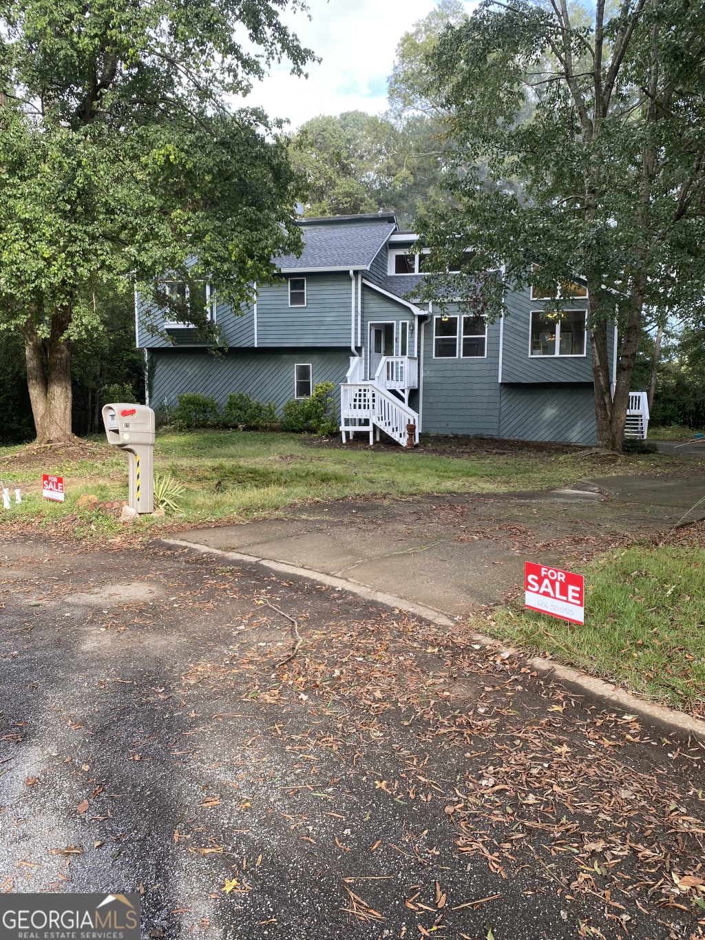 view of split foyer home