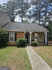 view of front of property with a front lawn