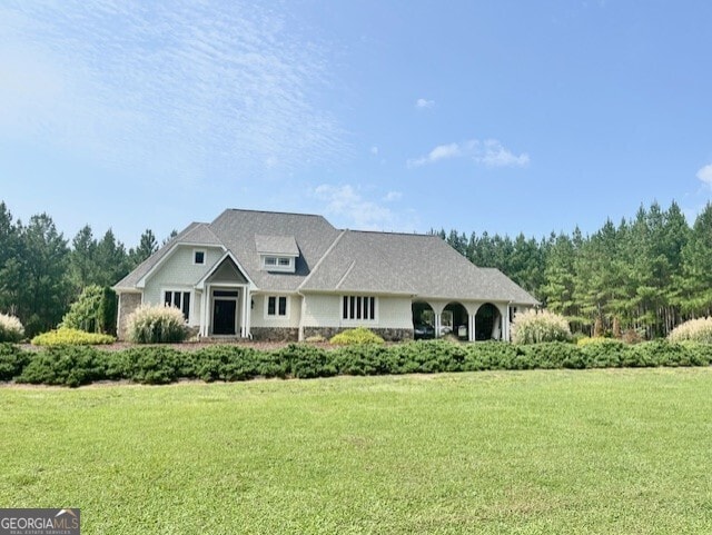 view of front facade featuring a front lawn