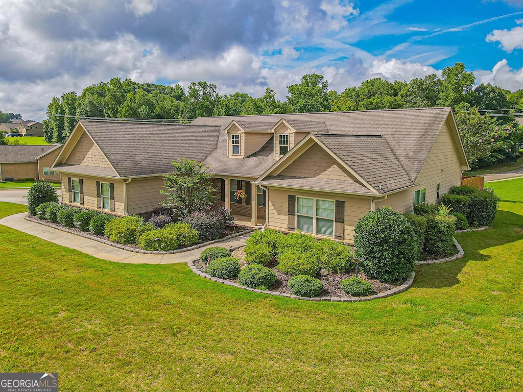 view of front of home featuring a front lawn