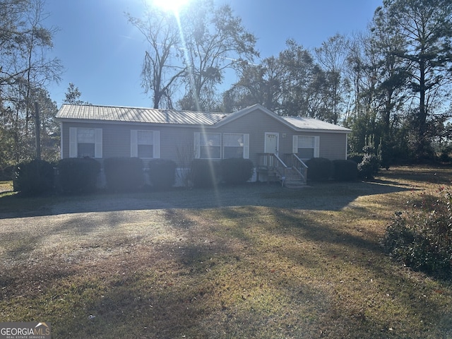 view of front facade featuring a front lawn