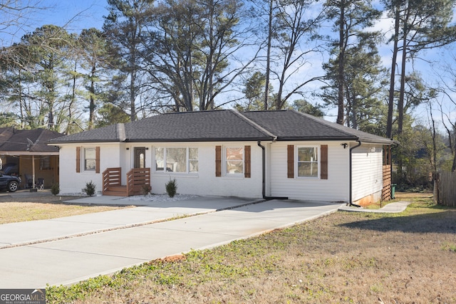 single story home with a front lawn