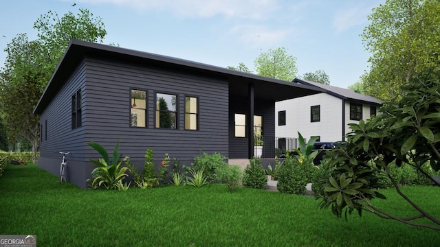 view of front of property featuring a porch and a front yard