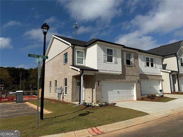 view of front facade featuring a garage and a front yard