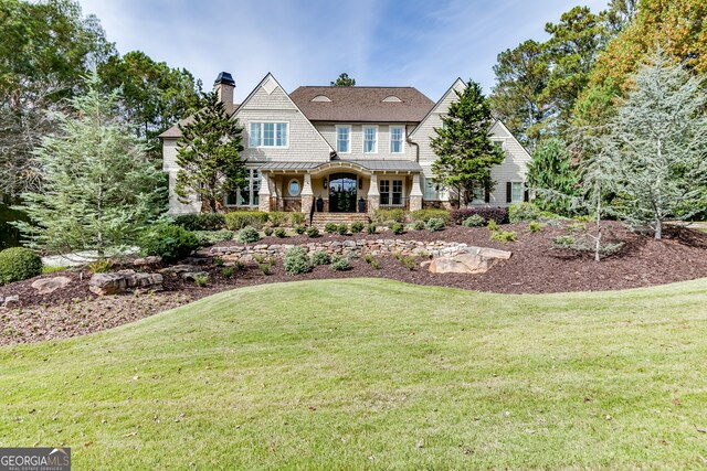 view of front of property featuring a front lawn