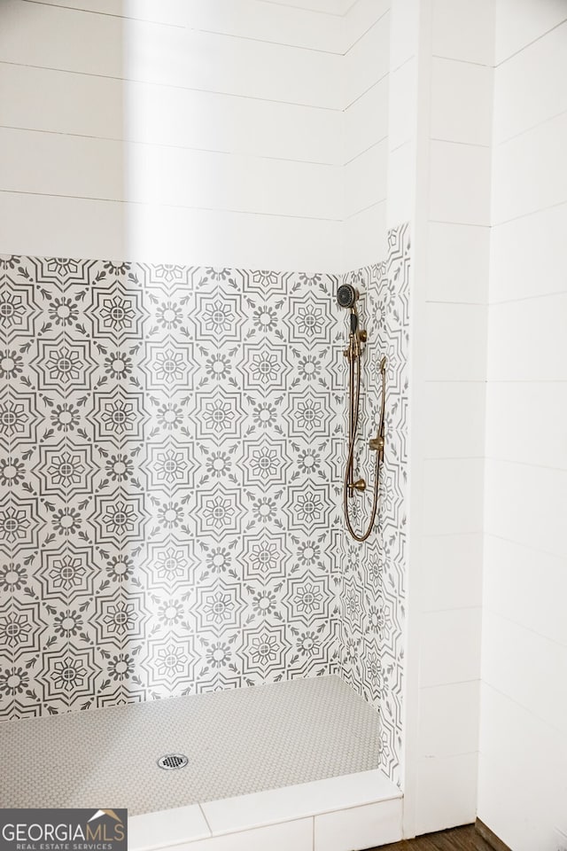 bathroom featuring a tile shower