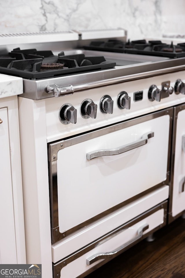 room details featuring gas range