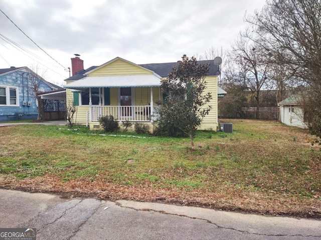 view of front of home with a front lawn, a carport, and a porch