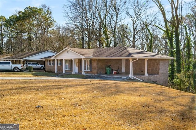 view of front facade featuring a porch and a front lawn