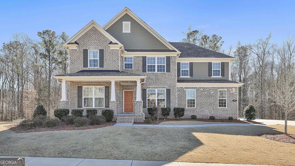 view of front of property featuring a front yard