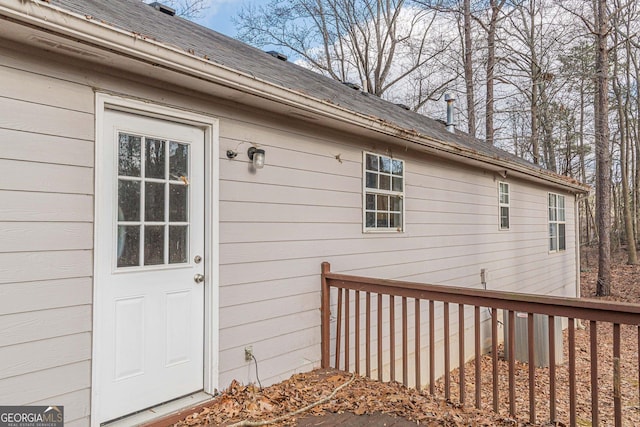 entrance to property featuring a wooden deck