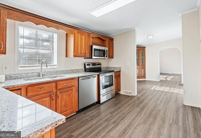 kitchen featuring sink, stainless steel appliances, dark hardwood / wood-style flooring, and a textured ceiling