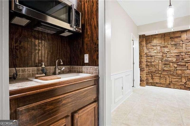 bathroom featuring sink