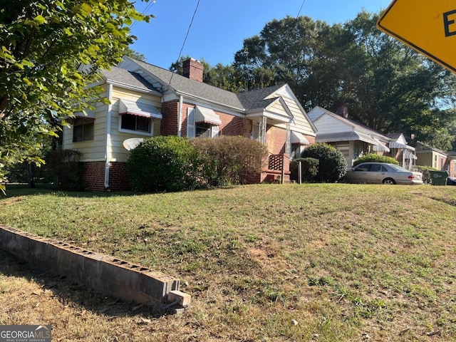 view of front facade featuring a front lawn