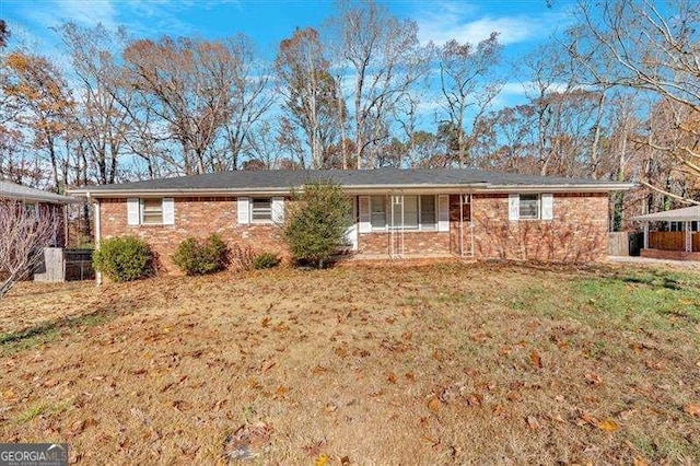 single story home featuring a front lawn