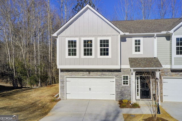 view of front facade featuring a garage