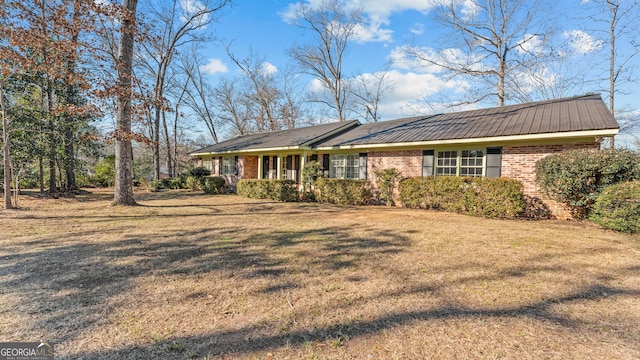 ranch-style home featuring a front lawn