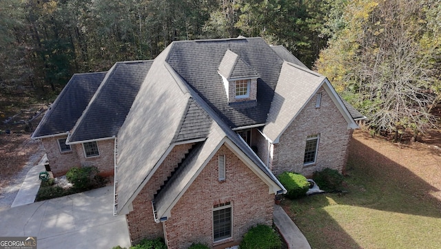 view of front of property featuring a front lawn