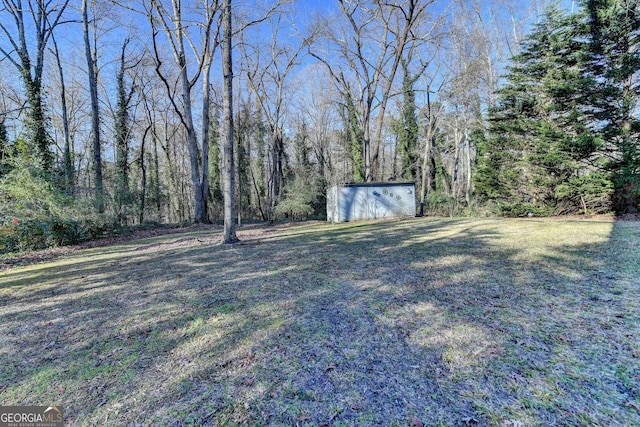 view of yard with an outdoor structure