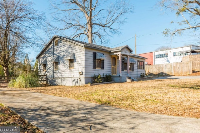 view of front of property featuring a front yard