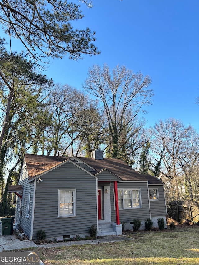 view of front of property featuring a front lawn