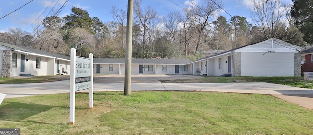 single story home with a front yard