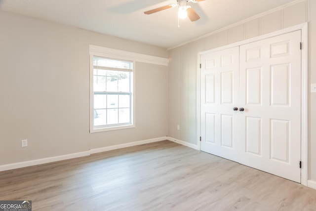 unfurnished bedroom featuring ceiling fan, light wood-type flooring, a textured ceiling, and a closet