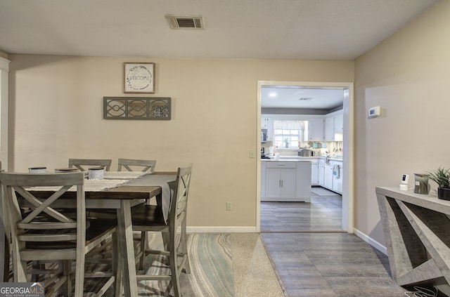 dining space with visible vents and baseboards