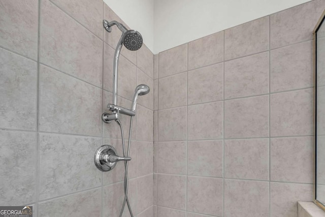 details featuring tiled shower