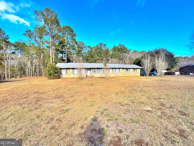 single story home featuring a front lawn