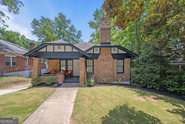 view of front of home featuring covered porch and a front yard